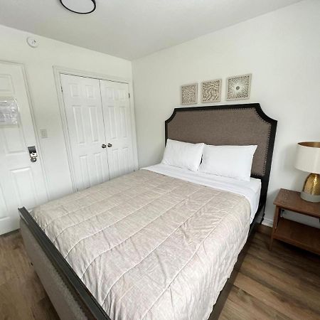 Letitia Heights !C Quiet And Modern Private Bedroom With Shared Bathroom Barrie Eksteriør billede